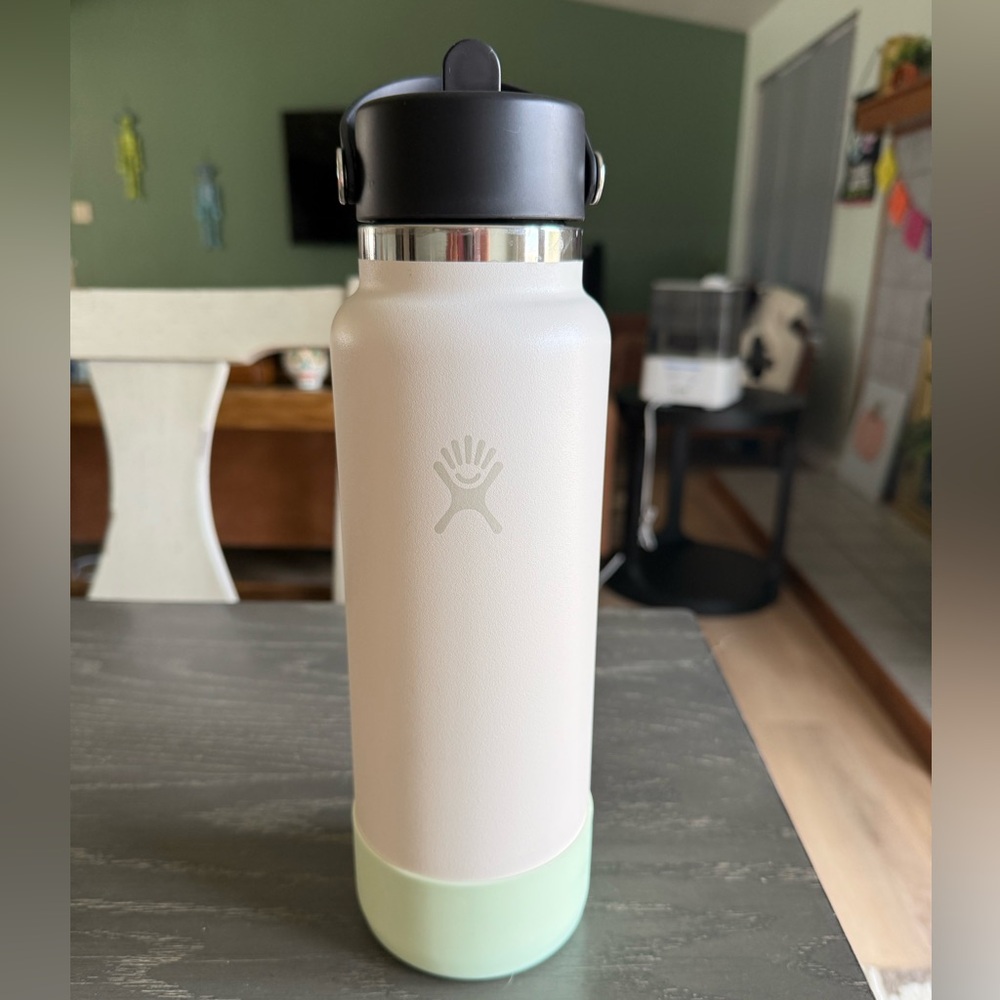 Hydro Flask Cream 40oz bottle with mint bottle boot